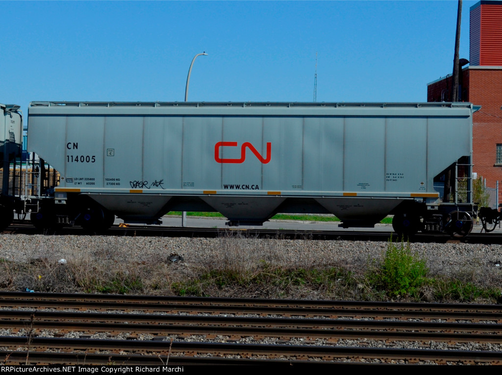 CN 114005